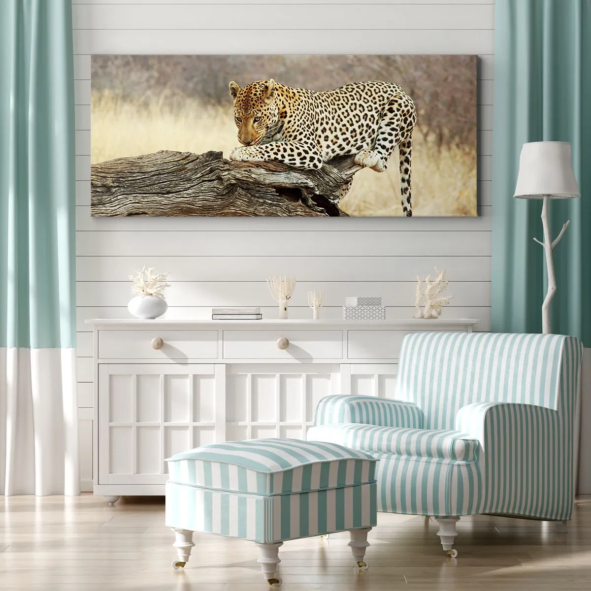 Bild auf Leinwand - Leinwandbild - Ein Leopard ruht auf einem Baumstamm in der Savanne - 160x50cm - Ich gehe meine eigenen Wege - Moderne Wanddekoration für Wohnzimmer und Schlafzimmer ARTTOR