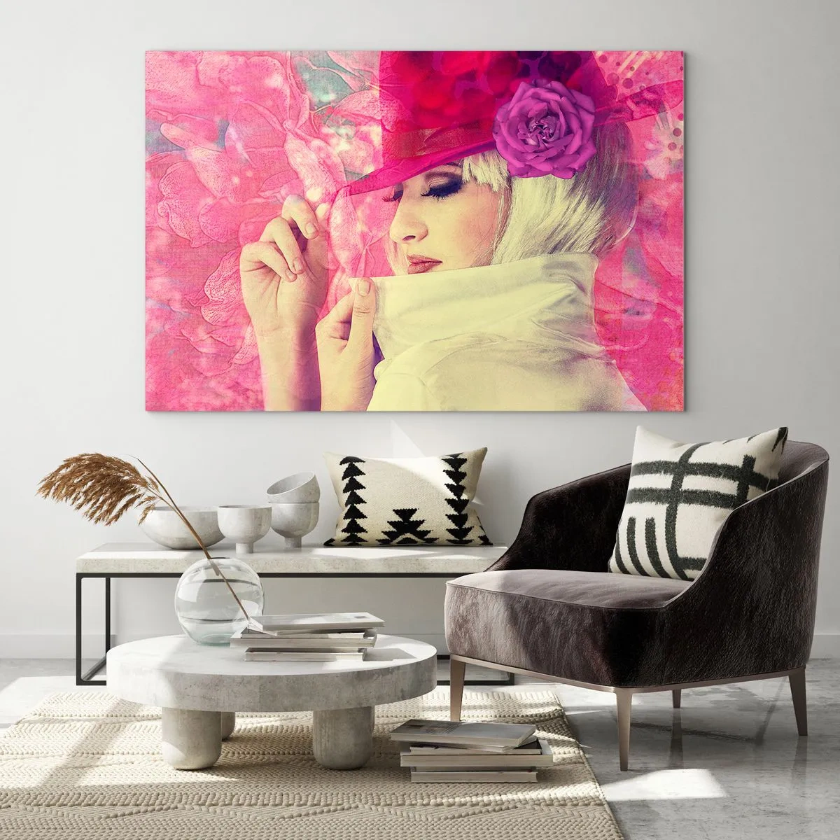 Glasbild - Bild auf glas - Illustration einer Frau mit einem rosa Hut und einer Blume im Hintergrund - 70x50cm - Retro-Porträt in einem rosa Nebel - Moderne Wanddekoration für Wohnzimmer und Schlafzimmer ARTTOR