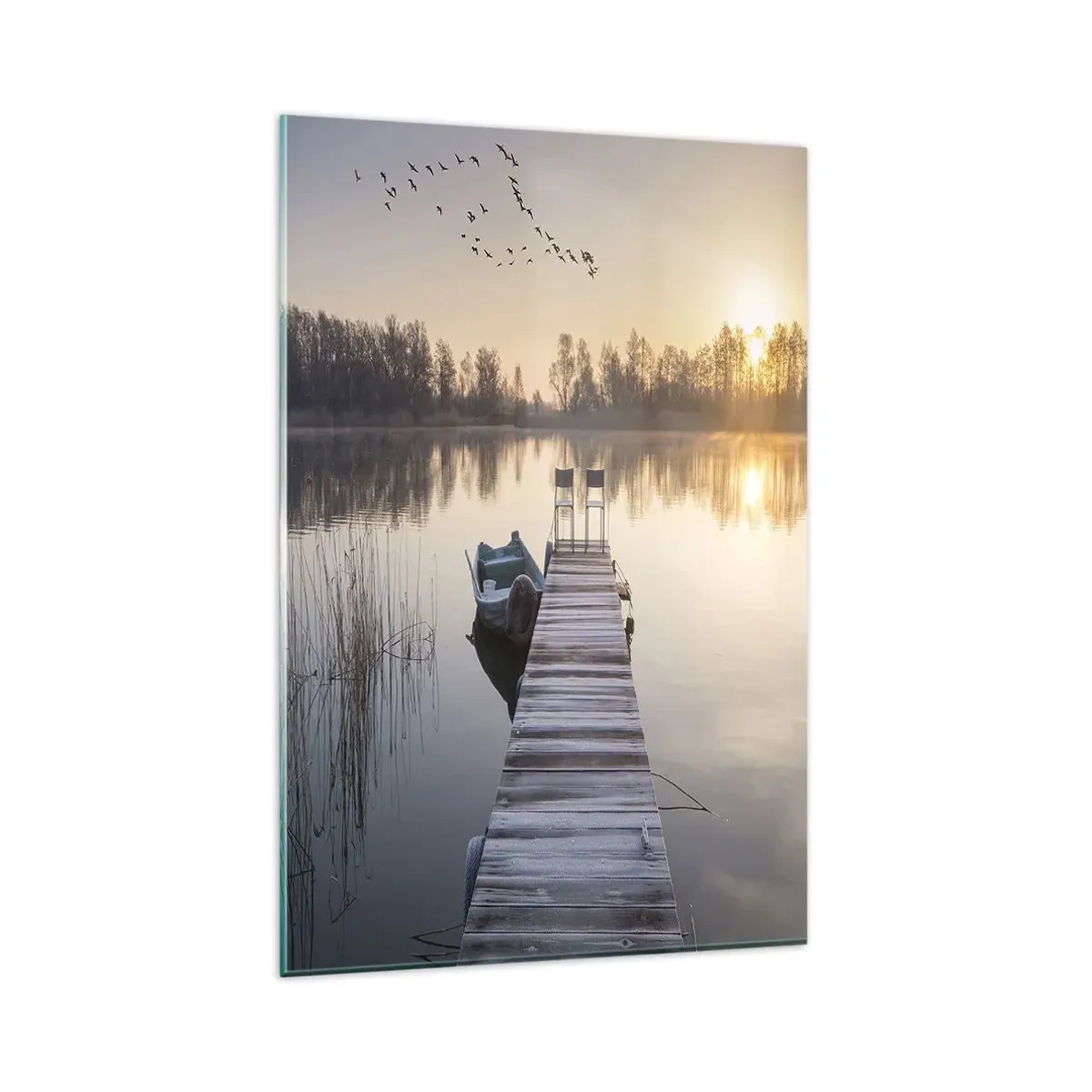 Glasbild - Bild auf glas - Ein Pier am Seeufer am Morgen mit einem Boot und Stühlen - 80x120cm - Ich komme nach einiger Zeit zurück - Moderne Wanddekoration für Wohnzimmer und Schlafzimmer ARTTOR