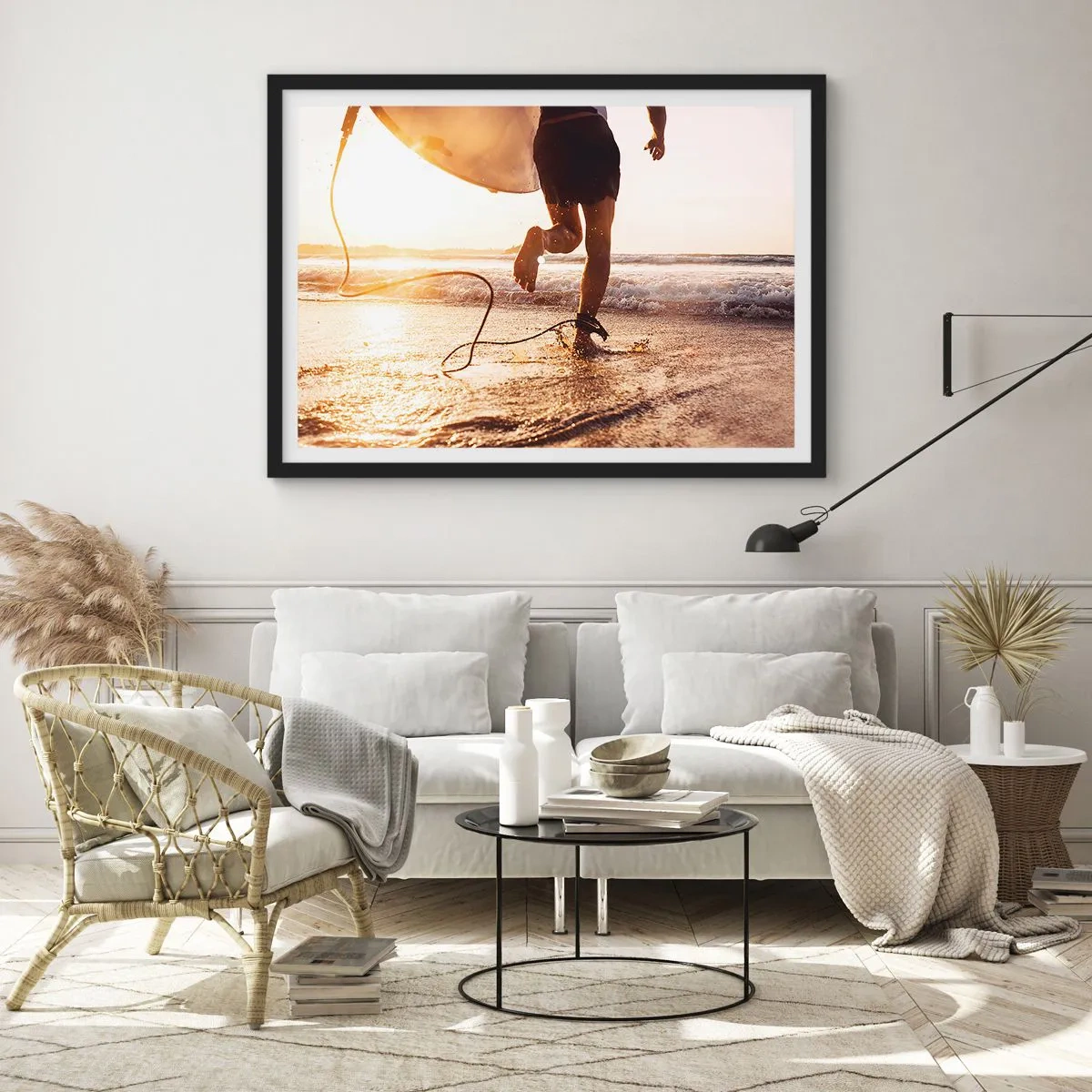 Poster in einem schwarzem Rahmen - Ein Surfer läuft mit seinem Brett in der Sonne am Strand entlang. - 70x50cm - Um die Welle zu treffen - Moderne Wanddekoration für Wohnzimmer und Schlafzimmer ARTTOR