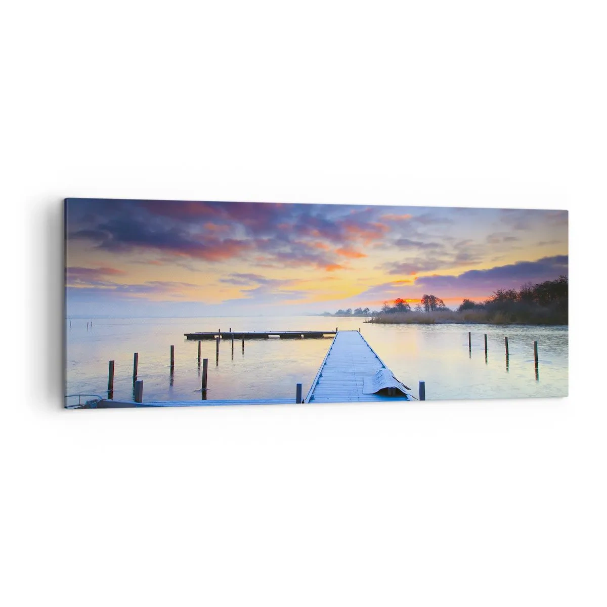 Bild auf Leinwand - Leinwandbild - Ein Seesteg bei Sonnenuntergang mit einem Boot am Ufer - 140x50cm - Violett-goldene Ruhe - Moderne Wanddekoration für Wohnzimmer und Schlafzimmer ARTTOR