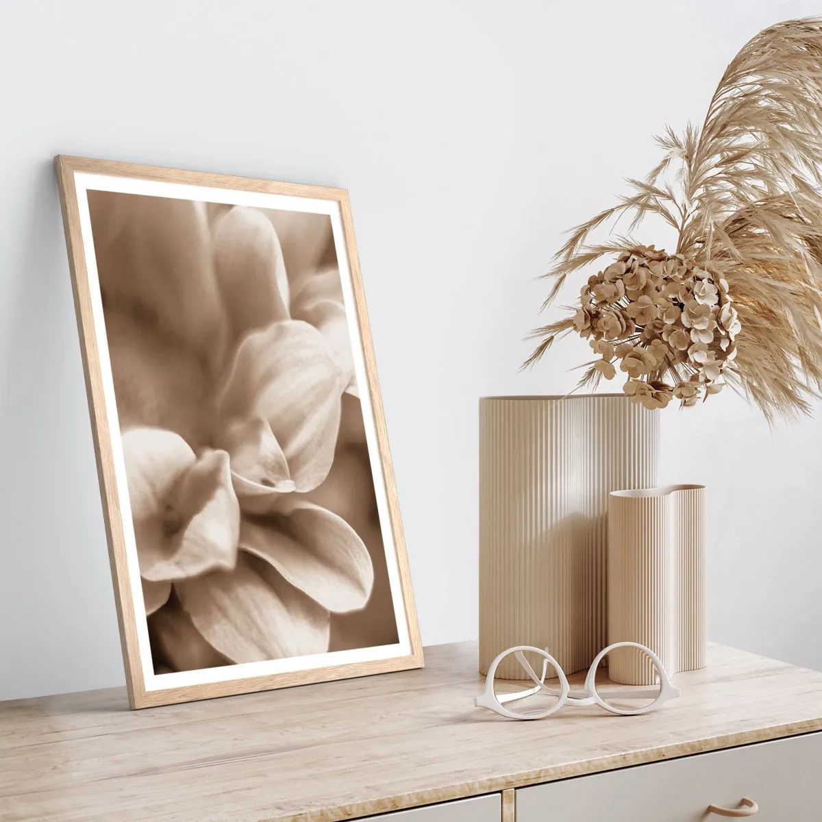 Poster in einem Rahmen aus heller Eiche - So sanft wie ein Lächeln - 70x100 cm