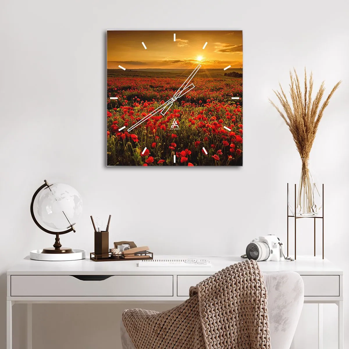 Wanduhr - Glasuhr - Ein Feld mit roten Mohnblumen im Schein der untergehenden Sonne - 30x30cm - Unter den Wellen raschelnder Wiesen, unter den Blumen der Flut - Moderne Wanddekoration für Wohnzimmer und Schlafzimmer ARTTOR
