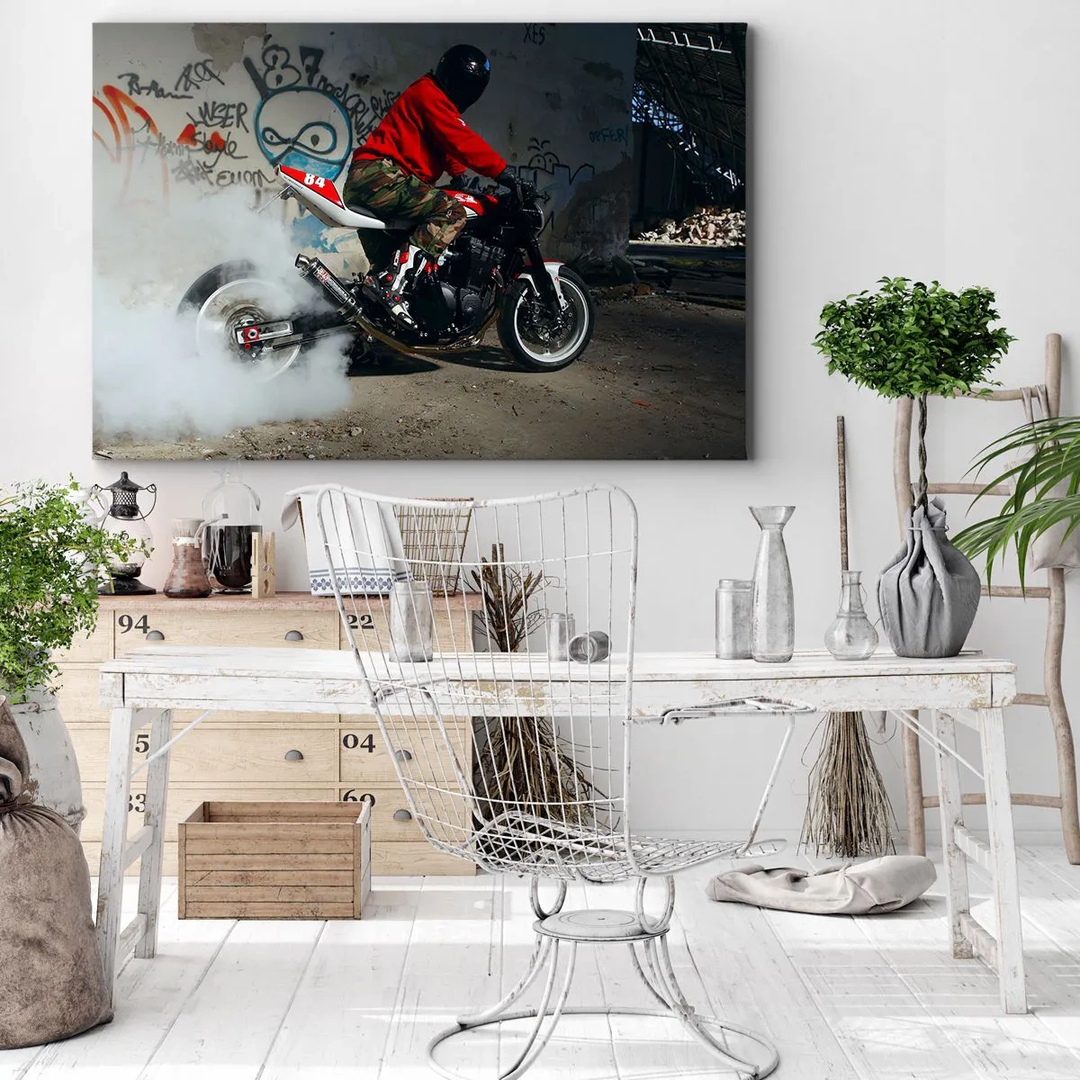 Bild auf Leinwand - Leinwandbild - Ein Motorradfahrer vollführt einen spektakulären Drift in einem verlassenen, mit Graffiti bedeckten Gebäude. - 120x80cm - Verfolge mich! - Moderne Wanddekoration für Wohnzimmer und Schlafzimmer ARTTOR