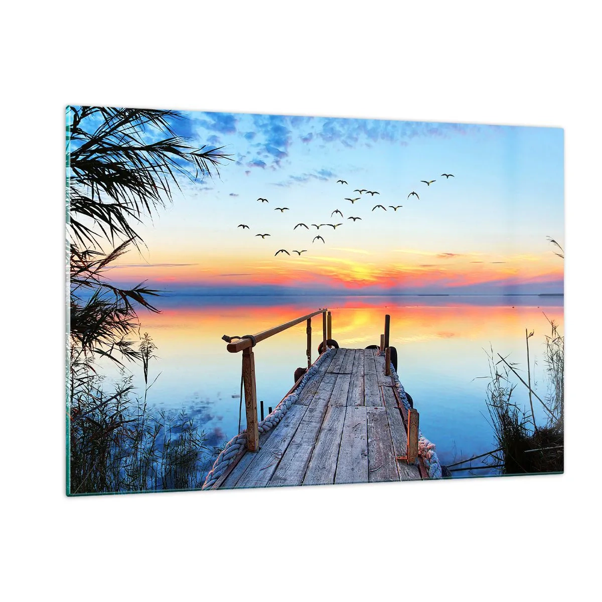Glasbild - Bild auf glas - Ein Holzsteg über einem See bei Sonnenuntergang mit einem Vogelschwarm, der über uns fliegt - 120x80cm - Es ist Zeit, zurückzukehren ... - Moderne Wanddekoration für Wohnzimmer und Schlafzimmer ARTTOR