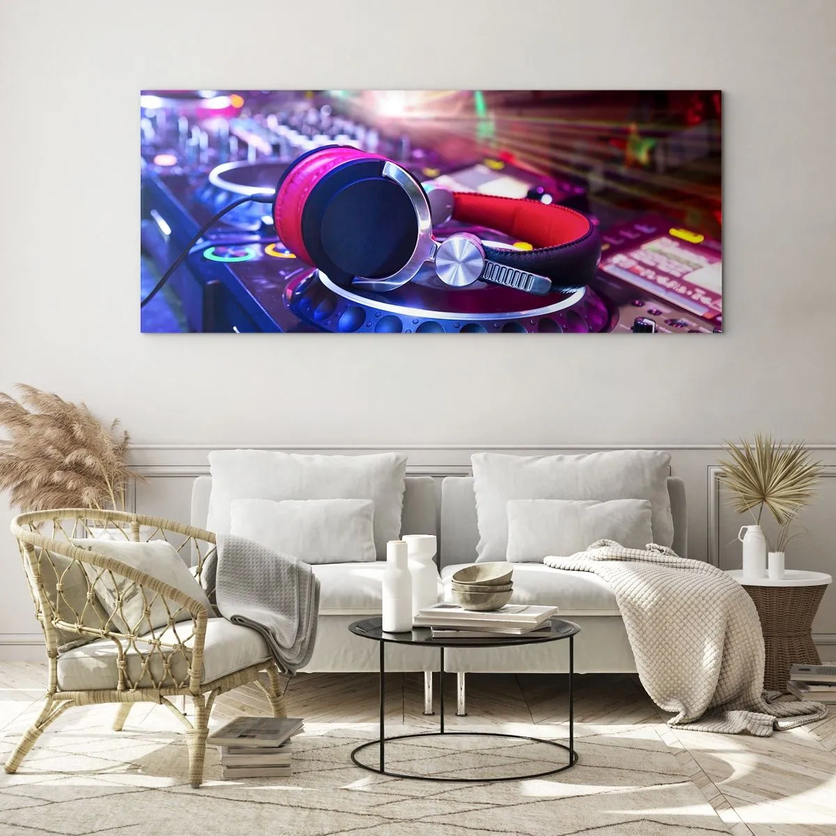 Glasbild - Bild auf glas - DJ-Kopfhörer auf einer Konsole, die von Scheinwerfern auf einer Party beleuchtet wird - 120x50cm - Es wird, es wird passieren - Moderne Wanddekoration für Wohnzimmer und Schlafzimmer ARTTOR