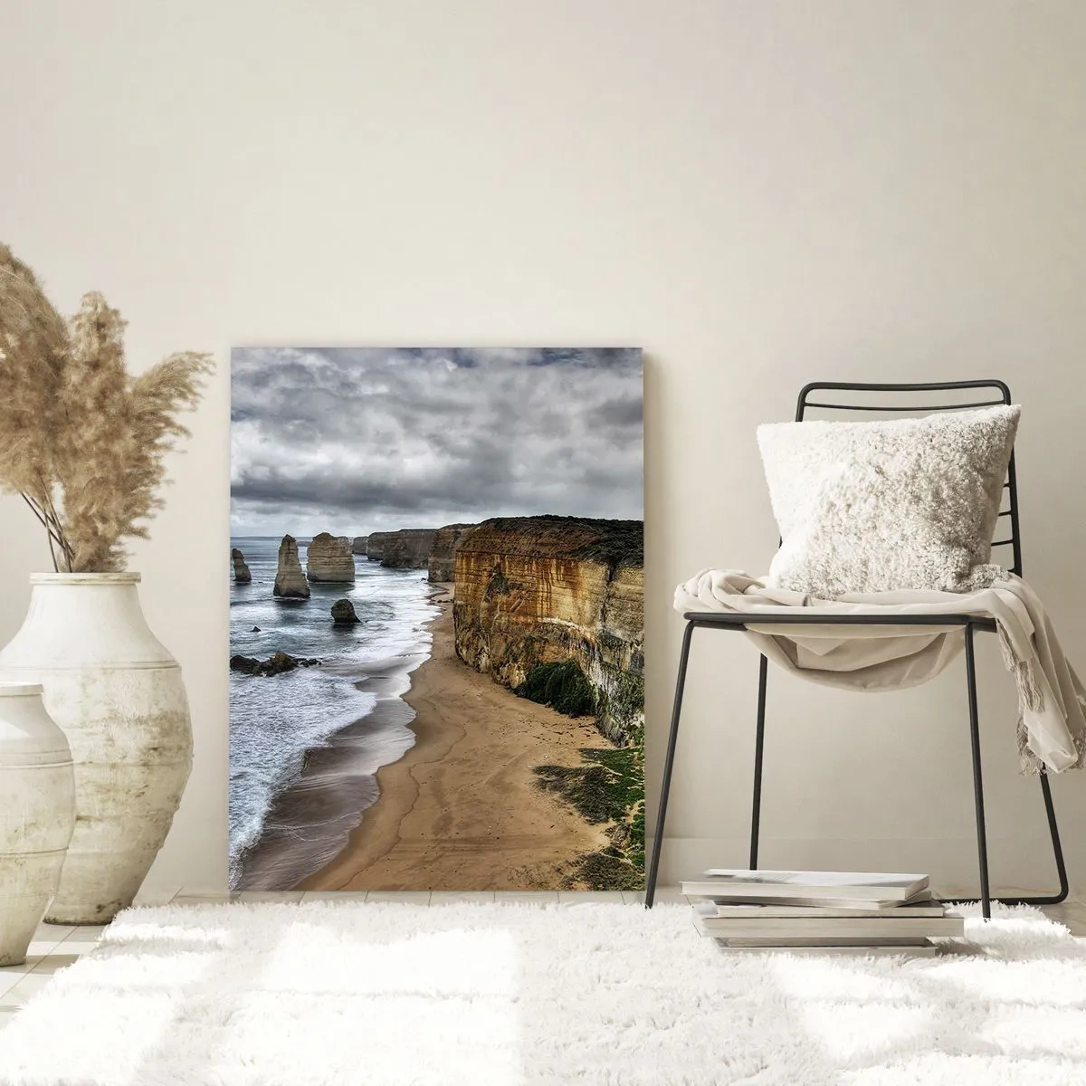 Glasbild - Bild auf glas - Klippen mit Blick auf das Meer und den Strand unter einem bewölkten Himmel - 50x70cm - Rohe Schönheit - Moderne Wanddekoration für Wohnzimmer und Schlafzimmer ARTTOR