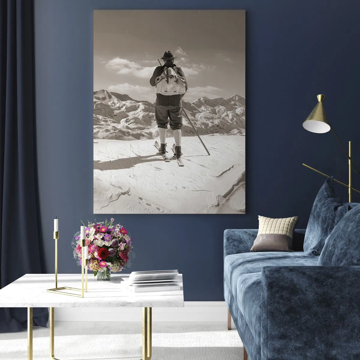 Glasbild - Bild auf glas - Skifahrer auf einem Berggipfel in Schwarz und Weiß - 50x70cm - Und die Berge bleiben unverändert - Moderne Wanddekoration für Wohnzimmer und Schlafzimmer ARTTOR