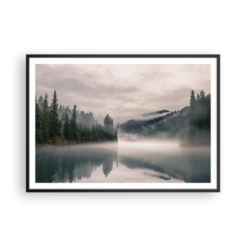 Poster in einem schwarzem Rahmen - Ein nebliger Wald spiegelt sich in einem ruhigen See - 100x70cm - In Reflexion, im Nebel - Moderne Wanddekoration für Wohnzimmer und Schlafzimmer ARTTOR