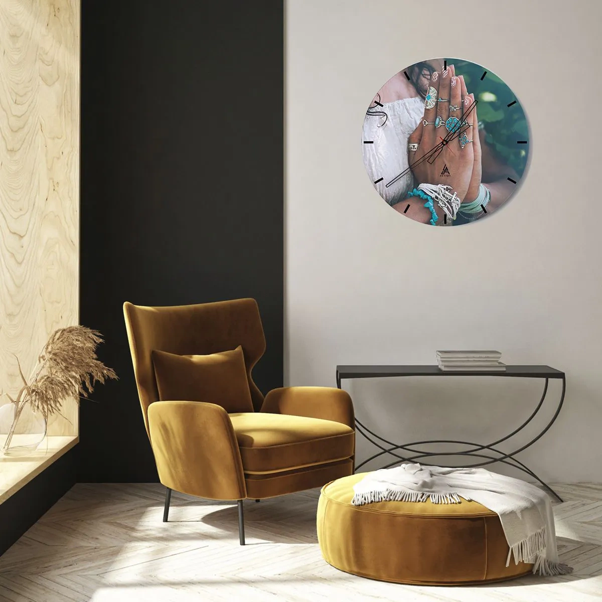 Wanduhr - Glasuhr - Hände mit Boho-Schmuck vor natürlichem Hintergrund - 30x30cm - Willkommen im Zentrum des Seins - Moderne Wanddekoration für Wohnzimmer, Küche und Schlafzimmer ARTTOR