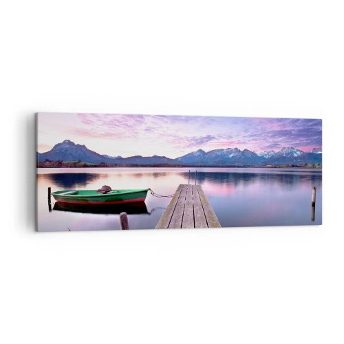 Bild auf Leinwand - Leinwandbild - Ein Holzsteg mit einem Boot auf einem von Bergen umgebenen See bei Sonnenuntergang - 140x50cm - Freundliche Stille - Moderne Wanddekoration für Wohnzimmer und Schlafzimmer ARTTOR