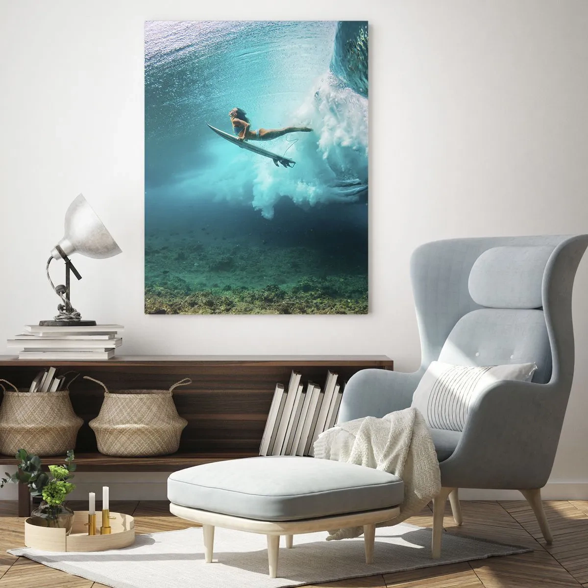 Glasbild - Bild auf glas - Surfer unter Wasser zwischen den Wellen mit einem Surfbrett - 50x70cm - Unterwasserwelt - Moderne Wanddekoration für Wohnzimmer und Schlafzimmer ARTTOR
