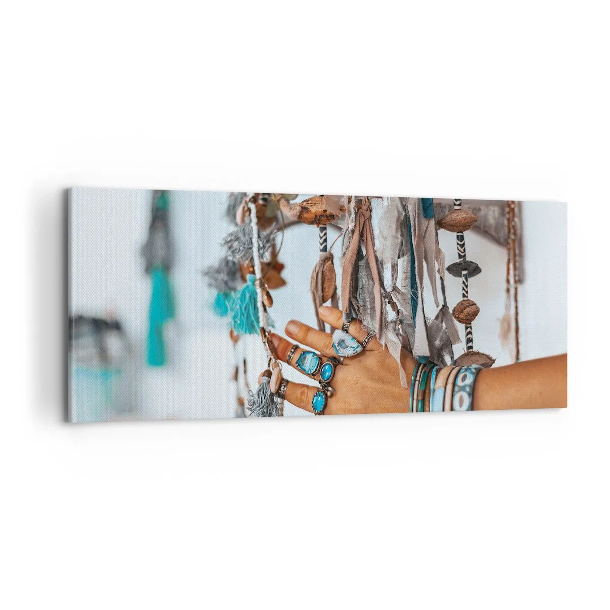 Bild auf Leinwand - Leinwandbild - Eine mit Boho-Schmuck geschmückte Hand mit Dekorationen im Hintergrund - 120x50cm - Lokale Schätze - Moderne Wanddekoration für Wohnzimmer und Schlafzimmer ARTTOR