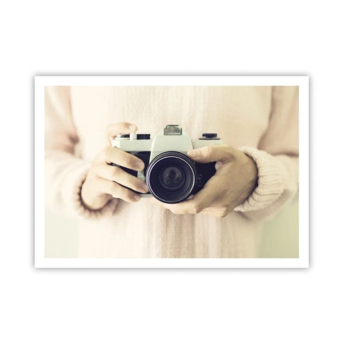 Poster - Retro-Kamera in den Händen vor hellem Hintergrund gehalten - 100x70cm - Um mehr zu sehen ... - Moderne Wanddekoration für Wohnzimmer und Schlafzimmer ARTTOR