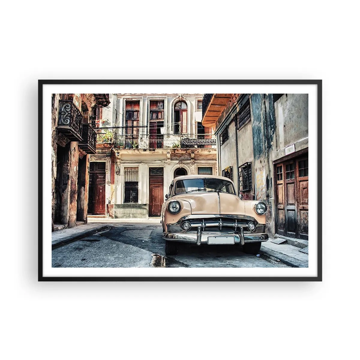 Poster in einem schwarzem Rahmen - Ein Oldtimer vor der Kulisse urbaner Architektur - 100x70cm - Die Siesta in Havanna - Moderne Wanddekoration für Wohnzimmer und Schlafzimmer ARTTOR