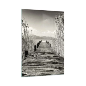 Glasbild - Bild auf glas - Eine Holzbrücke führt durch das Gras über einen ruhigen See. - 50x70cm - In der Stille des Grases - Moderne Wanddekoration für Wohnzimmer und Schlafzimmer ARTTOR