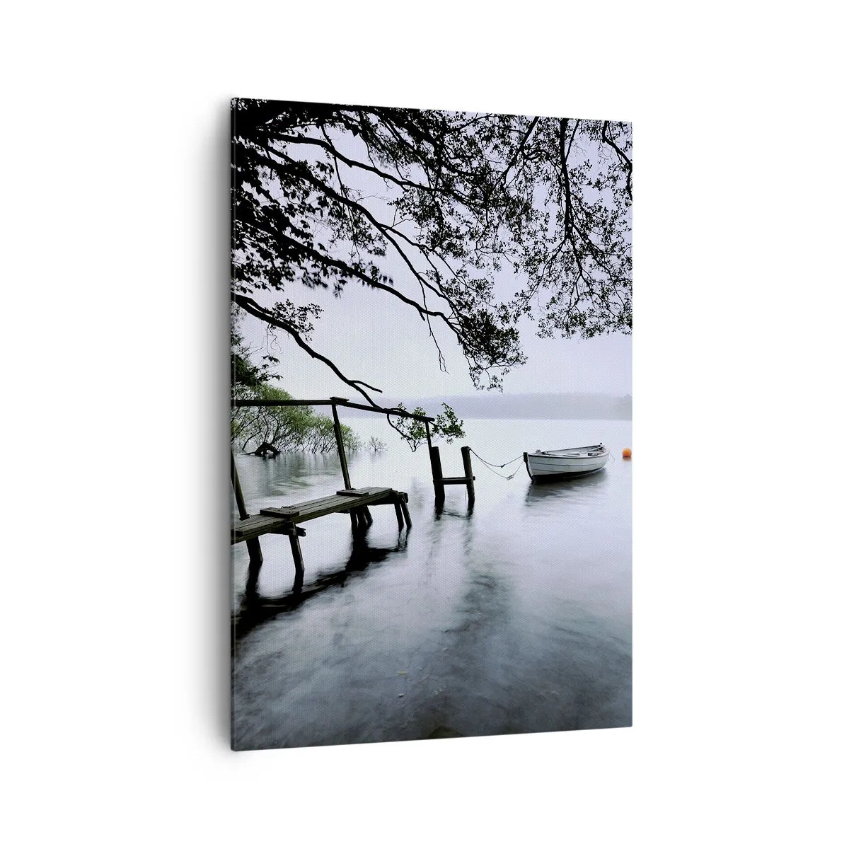 Bild auf Leinwand - Leinwandbild - Ein Steg über dem Wasser mit einem Boot im Hintergrund, umgeben von einer nebligen Landschaft - 70x100cm - Du ruhst dich schon aus - Moderne Wanddekoration für Wohnzimmer und Schlafzimmer ARTTOR