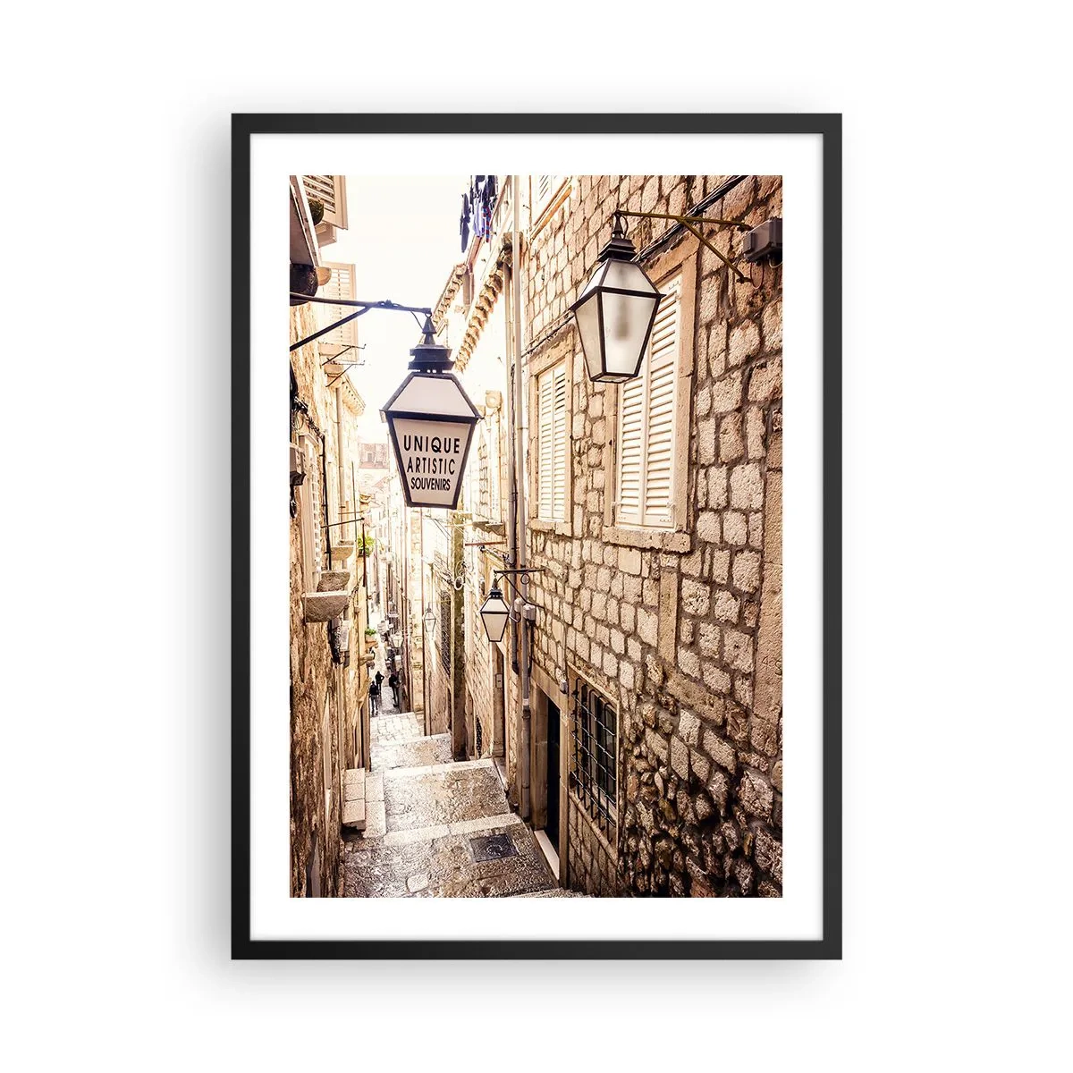 Poster in einem schwarzem Rahmen - Eine charmante Steinstraße mit Laternen und Treppen - 50x70cm - Bezaubernde Gasse - Moderne Wanddekoration für Wohnzimmer und Schlafzimmer ARTTOR