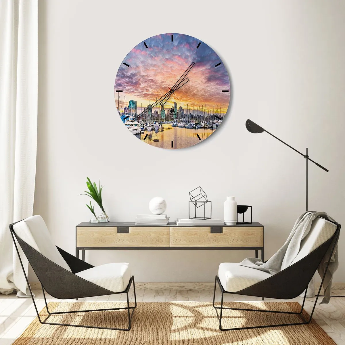 Wanduhr - Glasuhr - Marina mit Booten und Wolkenkratzern im Hintergrund bei Sonnenuntergang - 30x30cm - Die Stadt der tausend Seefahrer - Moderne Wanddekoration für Wohnzimmer, Küche und Schlafzimmer ARTTOR