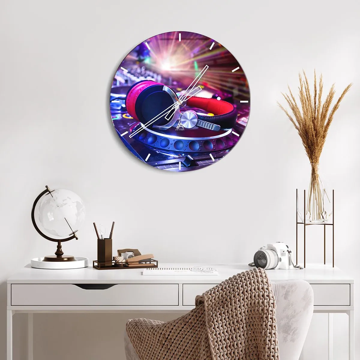 Wanduhr - Glasuhr - DJ-Kopfhörer und Konsole im bunten Scheinwerferlicht - 30x30cm - Es wird, es wird passieren - Moderne Wanddekoration für Wohnzimmer, Küche und Schlafzimmer ARTTOR