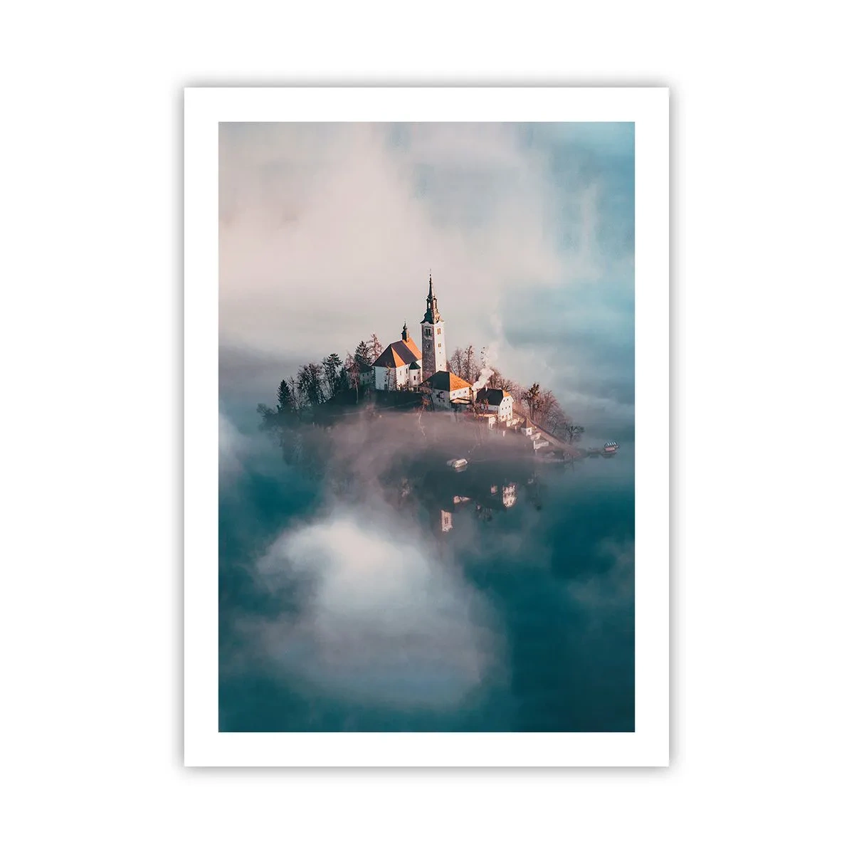 Poster - Eine Kirche auf einer Insel, umgeben von Nebel und Wasser - 50x70cm - Trauminsel - Moderne Wanddekoration für Wohnzimmer und Schlafzimmer ARTTOR