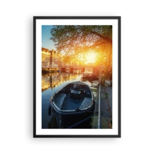 Poster in einem schwarzem Rahmen - Kanal mit Boot bei Sonnenuntergang - 50x70cm - Morgen in Amsterdam - Moderne Wanddekoration für Wohnzimmer und Schlafzimmer ARTTOR