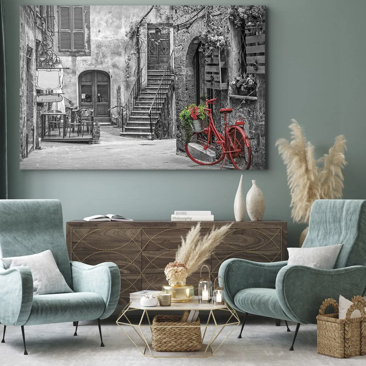 Bild auf Leinwand - Leinwandbild - Ein rotes Fahrrad in einer schwarz-weißen Straße - 70x50cm - Toskanische Gasse - Moderne Wanddekoration für Wohnzimmer und Schlafzimmer ARTTOR