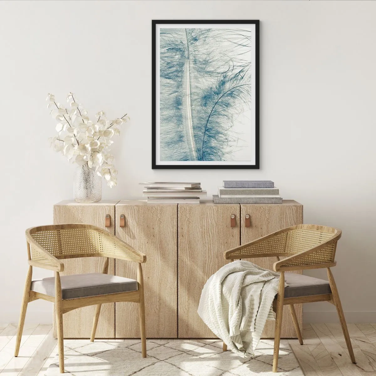 Poster in einem schwarzem Rahmen - Eine zarte Feder in dezenten Blautönen - 50x70cm - Flüstern der Natur - Moderne Wanddekoration für Wohnzimmer und Schlafzimmer ARTTOR
