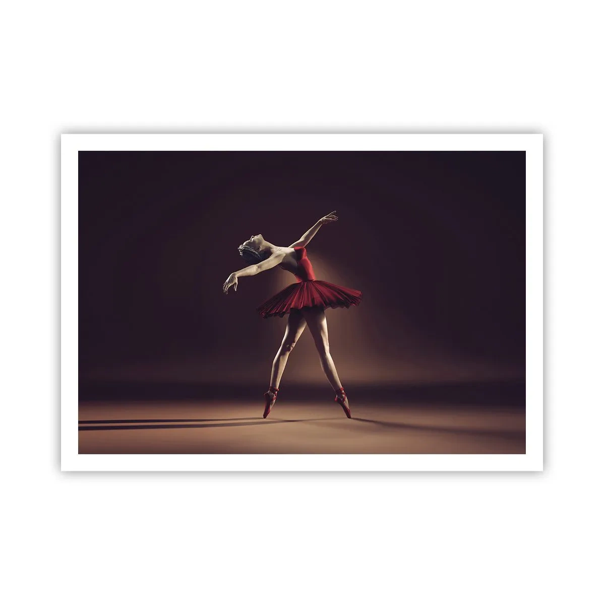 Poster - Eine Balletttänzerin in einem roten Kleid vor dem Hintergrund einer Bühne - 100x70cm - Eine Primaballerina - Moderne Wanddekoration für Wohnzimmer und Schlafzimmer ARTTOR