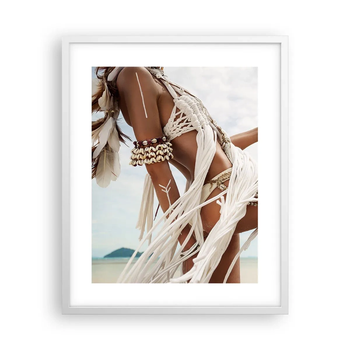 Poster in einem weißen Rahmen - Eine Priesterin der Sonne - 40x50 cm