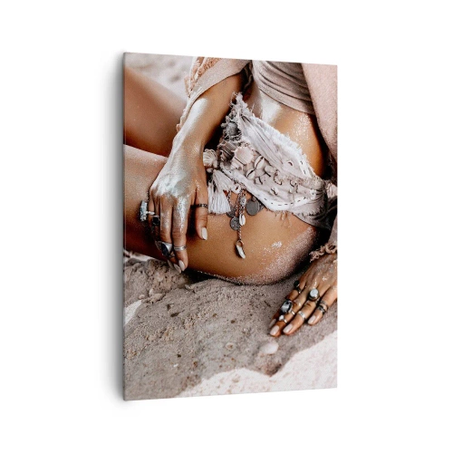 Bild auf Leinwand - Leinwandbild - Boho-Frau am Strand mit Schmuck - 70x100cm - Von den Wellen geworfen? - Moderne Wanddekoration für Wohnzimmer und Schlafzimmer ARTTOR