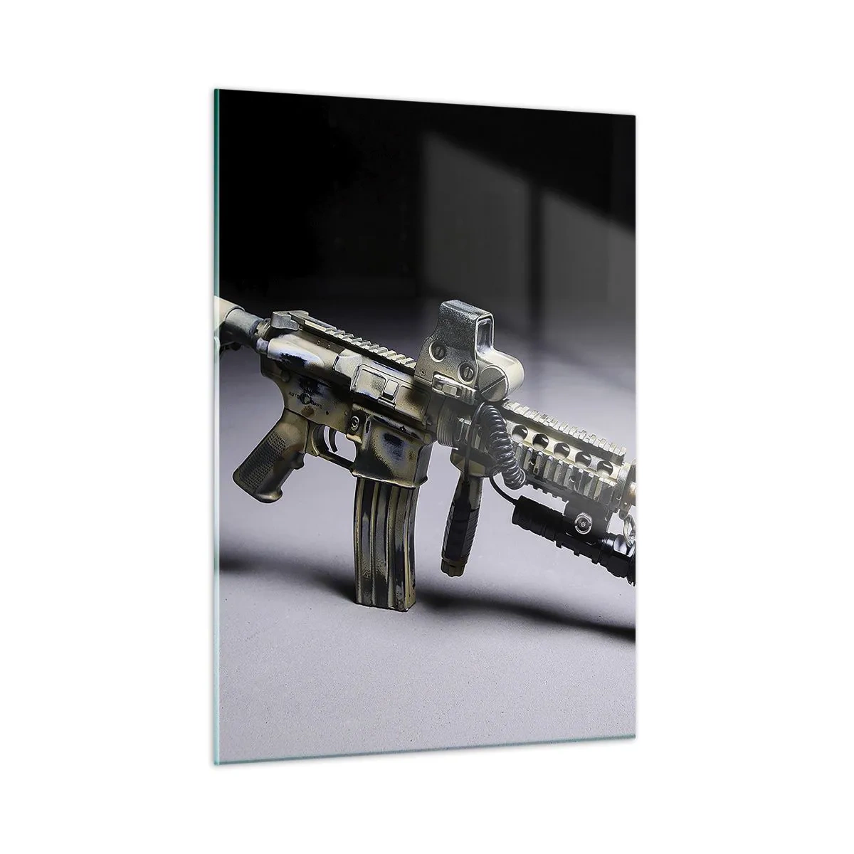 Glasbild - Bild auf glas - Ein modernes Gewehr auf dunklem Hintergrund mit industriellem Akzent - 50x70cm - Immer bedrohlich - Moderne Wanddekoration für Wohnzimmer und Schlafzimmer ARTTOR