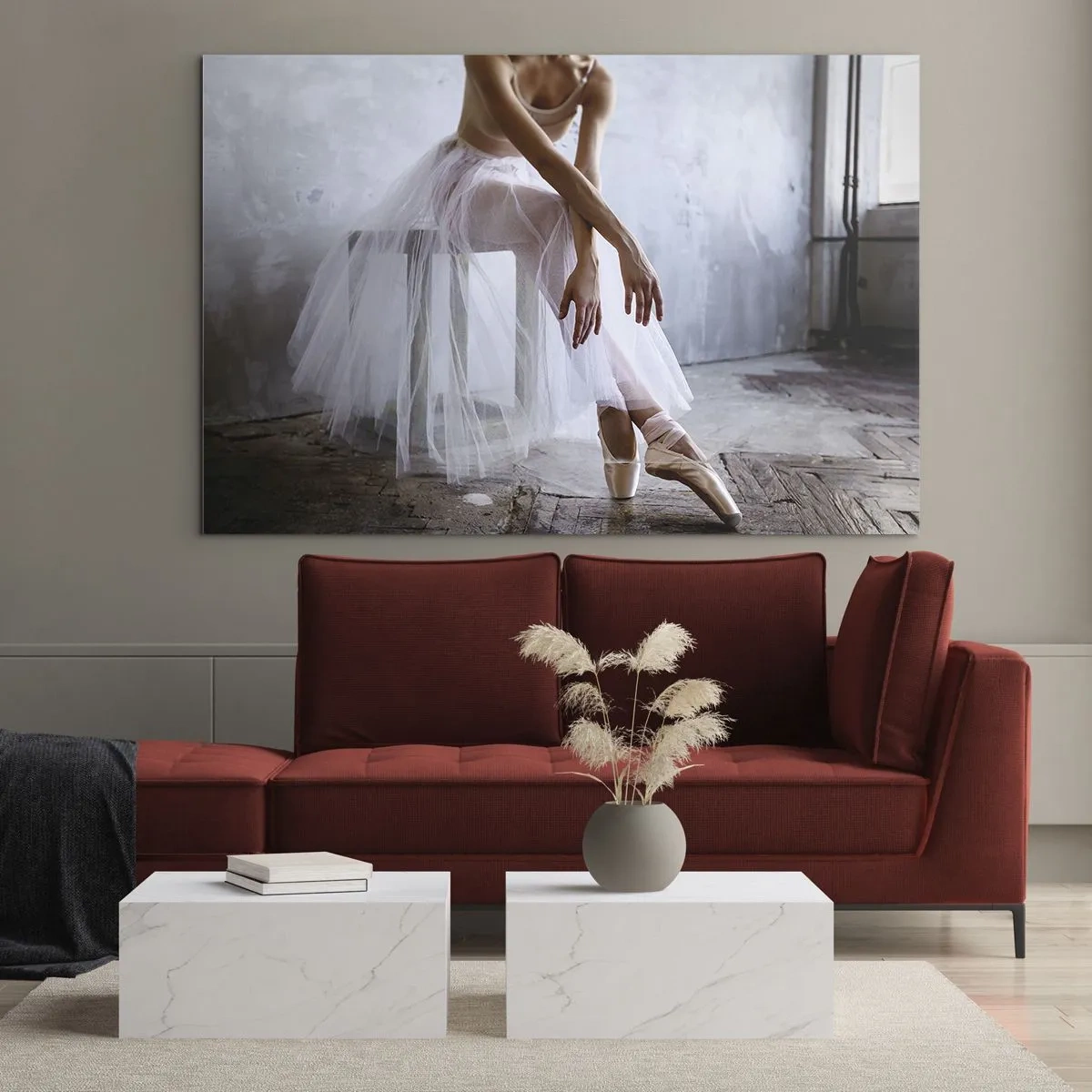 Glasbild - Bild auf glas - Eine Ballerina im Tüllrock ruht in der Halle - 120x80cm - Bevor die Rampe leuchtet - Moderne Wanddekoration für Wohnzimmer und Schlafzimmer ARTTOR