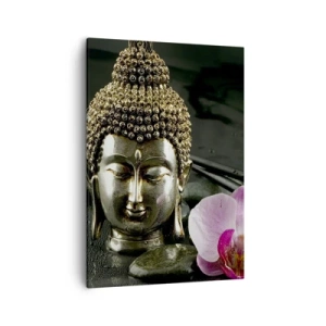 Bild auf Leinwand - Leinwandbild - Eine Buddha-Statuette mit Orchidee und Essstäbchen vor einem Hintergrund aus Steinen - 50x70cm - Harmonie von Weisheit und Schönheit - Moderne Wanddekoration für Wohnzimmer und Schlafzimmer ARTTOR