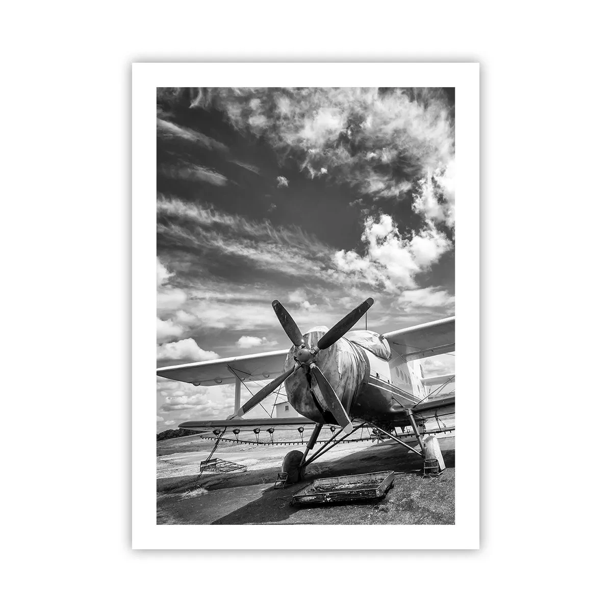 Poster - Schwarz-Weiß-Foto eines Retro-Flugzeugs gegen den Himmel - 50x70cm - Ich kann es kaum erwarten! - Moderne Wanddekoration für Wohnzimmer und Schlafzimmer ARTTOR