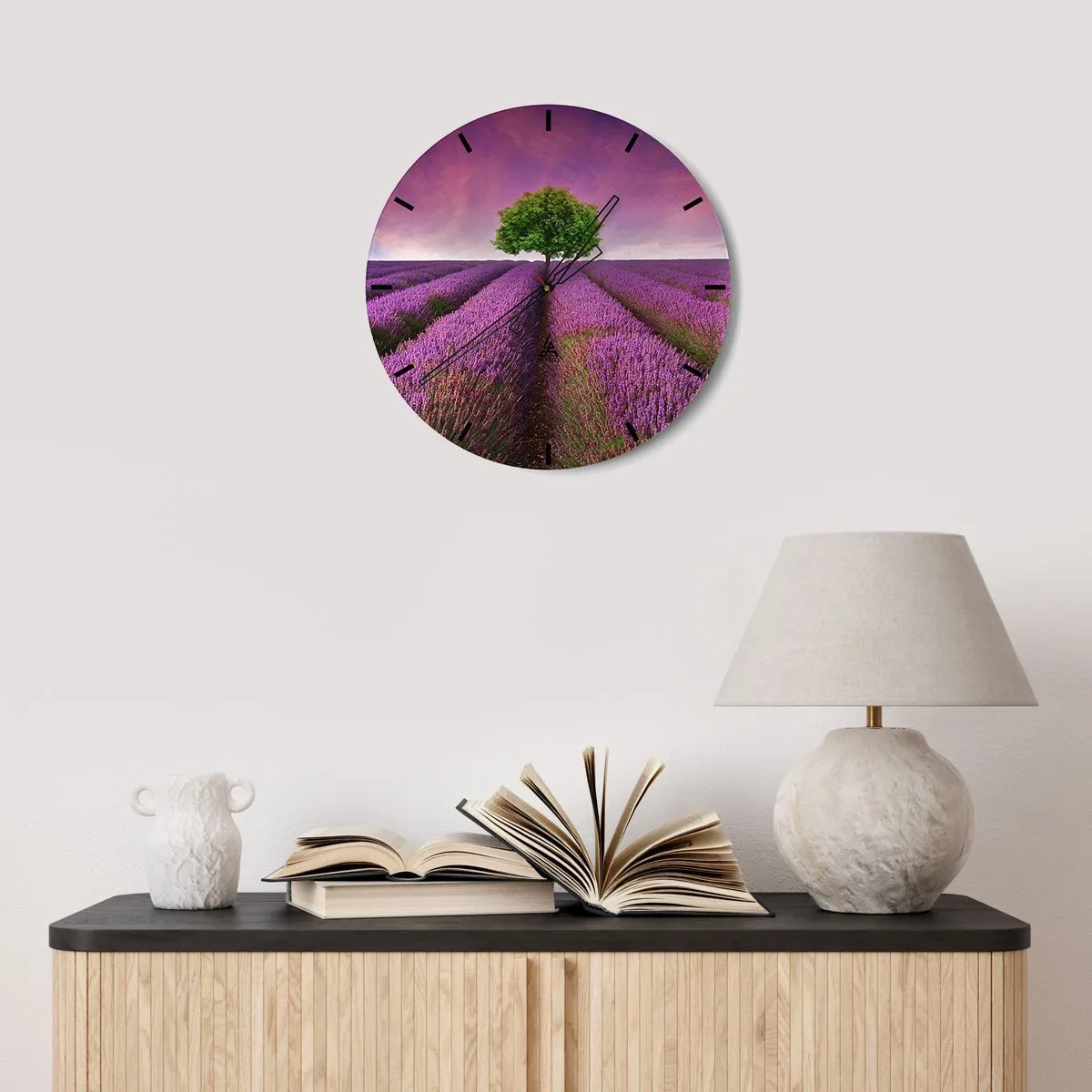 Wanduhr - Glasuhr - Ein Lavendelfeld mit einem einsamen Baum vor einem farbenfrohen Himmel - 30x30cm - Auf Lavendelfeldern - Moderne Wanddekoration für Wohnzimmer, Küche und Schlafzimmer ARTTOR
