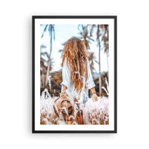 Poster in einem schwarzem Rahmen - Eine Frau in einem weißen Hemd geht zwischen Palmen spazieren - 50x70cm - Geboren aus Grasflaum - Moderne Wanddekoration für Wohnzimmer und Schlafzimmer ARTTOR