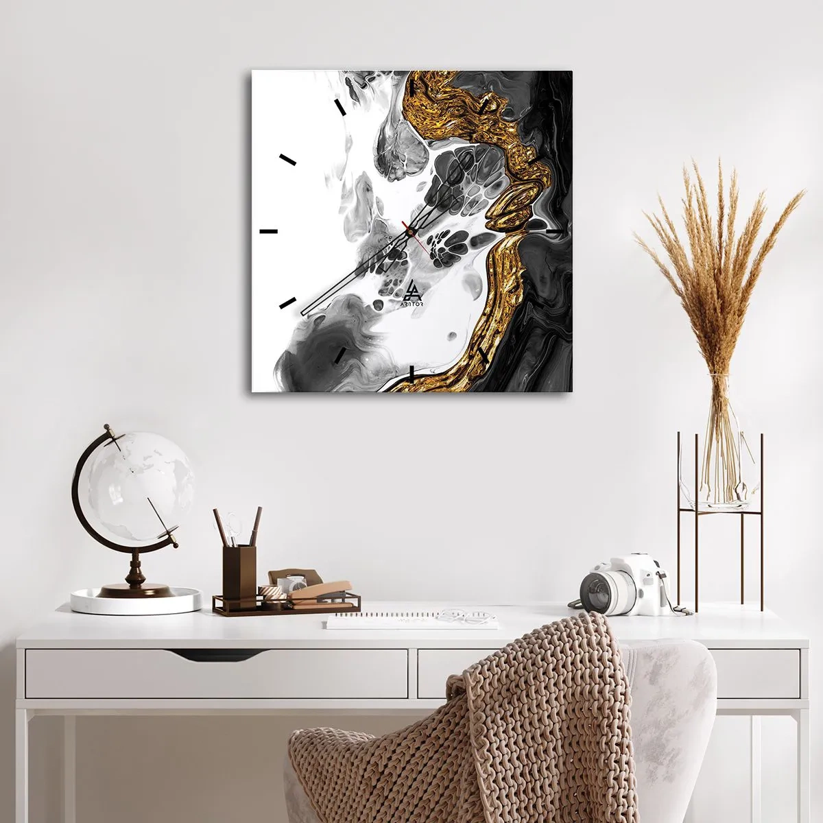 Wanduhr - Glasuhr - Eine abstrakte Komposition mit Akzenten in Gold und Schwarz. - 30x30cm - Organische Komposition - Moderne Wanddekoration für Wohnzimmer und Schlafzimmer ARTTOR