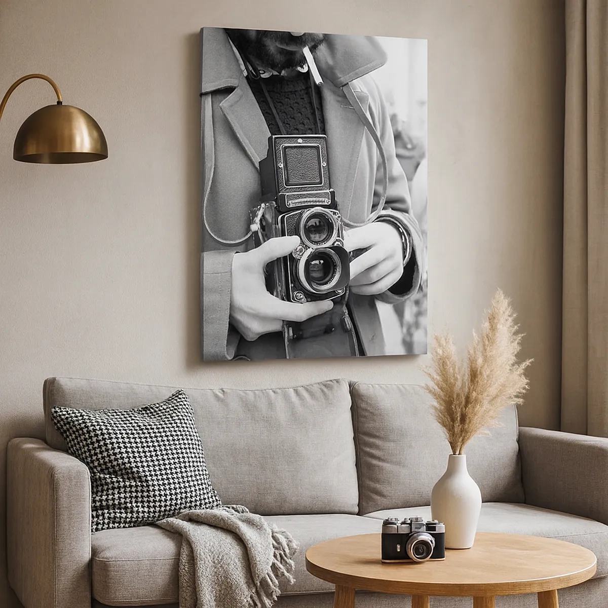 Bild auf Leinwand - Leinwandbild - Schwarz-Weiß-Foto eines Mannes mit einer Retro-Kamera - 50x70cm - Retro-Stil - Moderne Wanddekoration für Wohnzimmer und Schlafzimmer ARTTOR