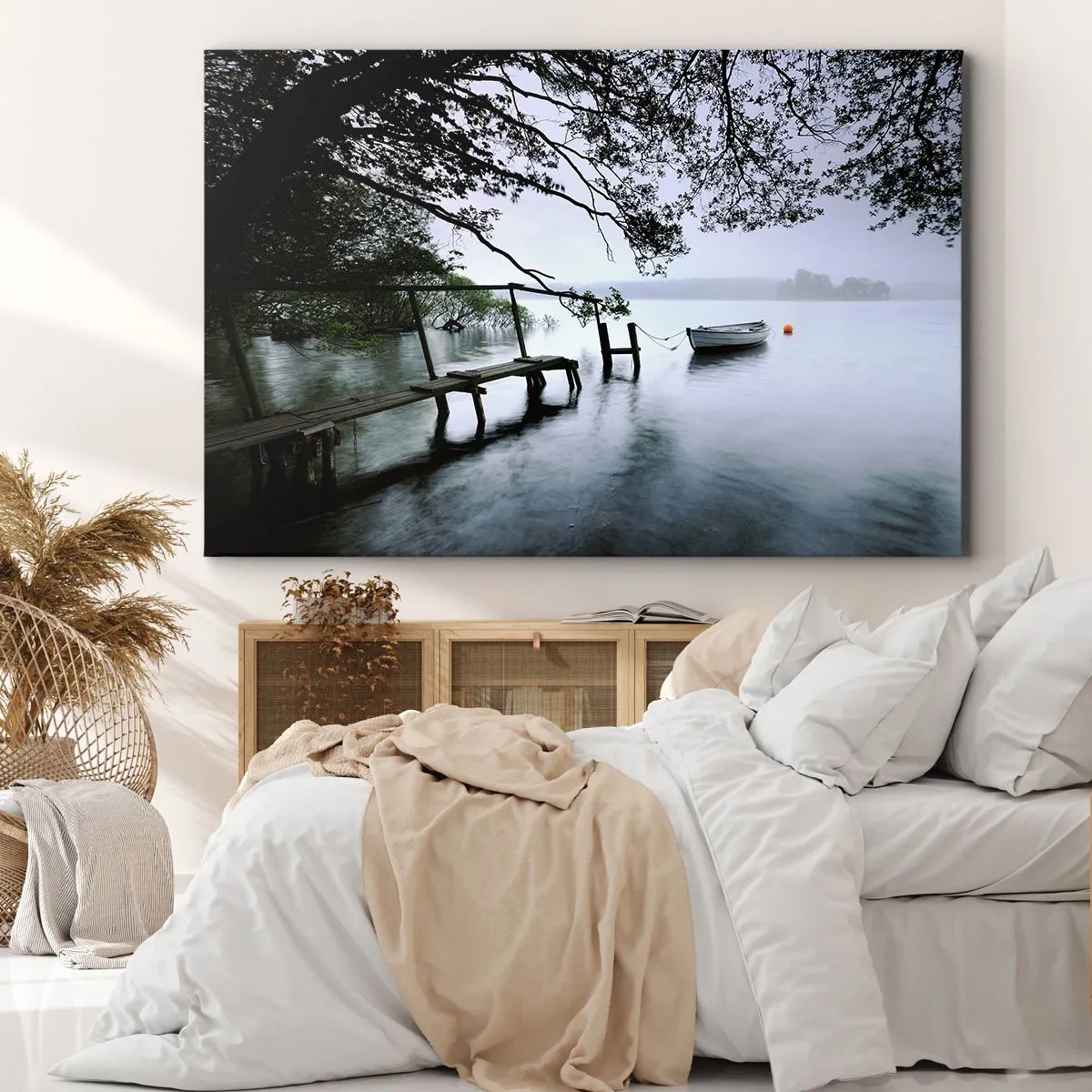Bild auf Leinwand - Leinwandbild - Ein Steg über dem Wasser mit einem Boot im Hintergrund, umgeben von einer nebligen Landschaft - 70x50cm - Du ruhst dich schon aus - Moderne Wanddekoration für Wohnzimmer und Schlafzimmer ARTTOR