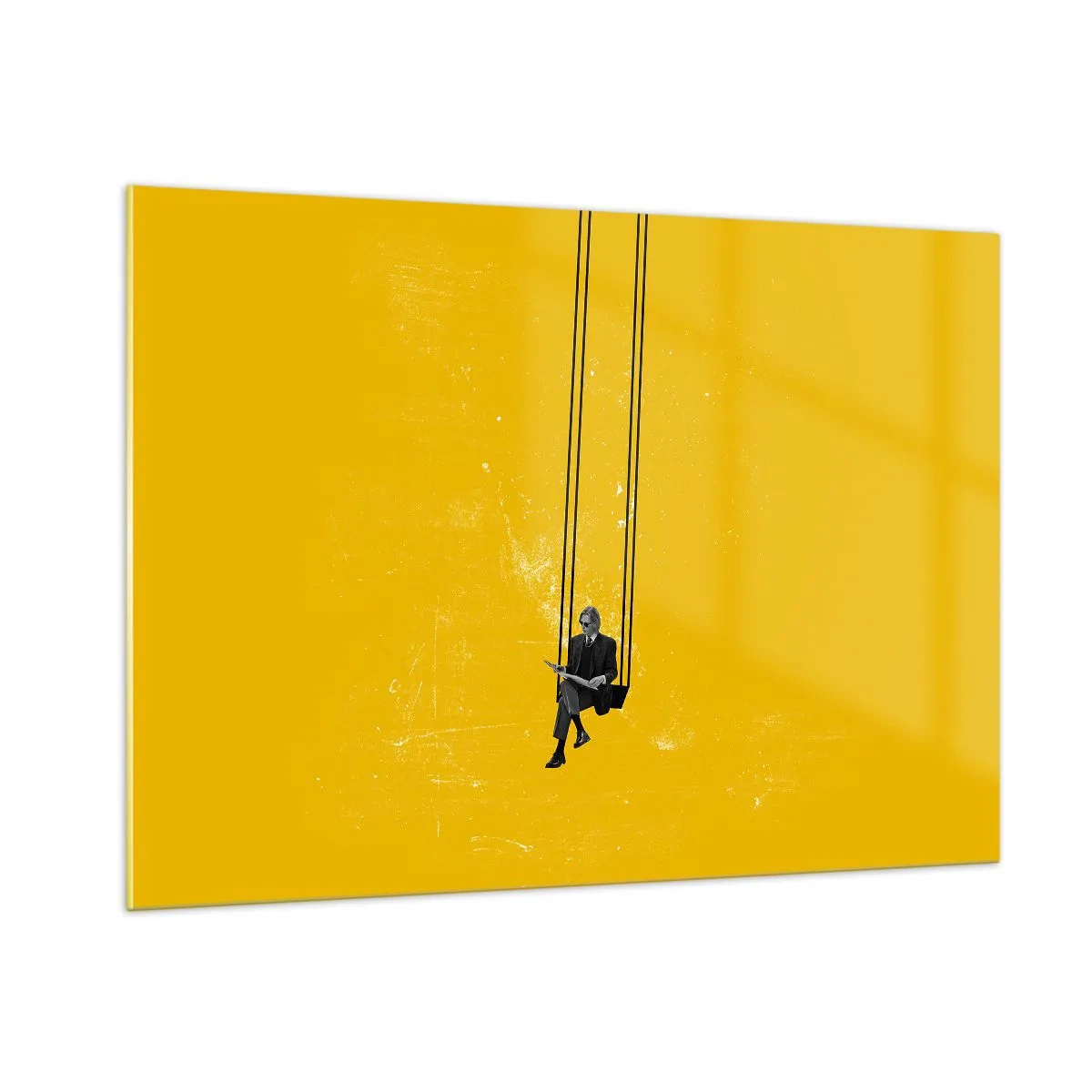 Glasbild - Bild auf glas - Eine Figur auf einer Schaukel hängt vor einem gelben Hintergrund - 100x70cm - Tag wie jeder andere - Moderne Wanddekoration für Wohnzimmer und Schlafzimmer ARTTOR