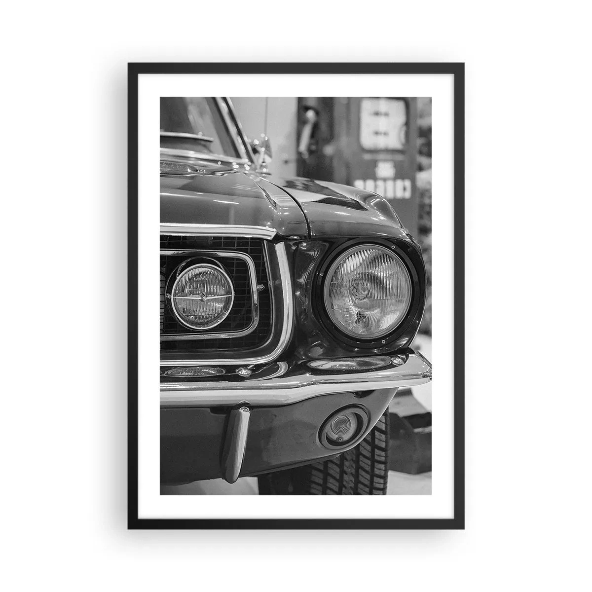 Poster in einem schwarzem Rahmen - Schwarz-Weiß-Nahaufnahme der Front eines Oldtimers - 50x70cm - Wilder Ritt - Moderne Wanddekoration für Wohnzimmer und Schlafzimmer ARTTOR