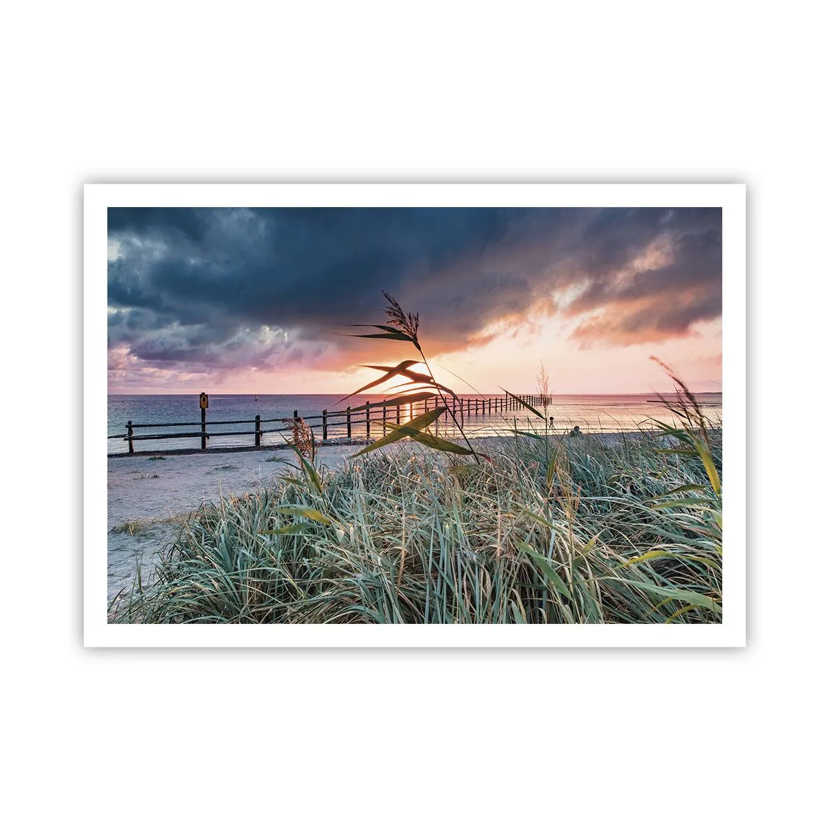 Poster - Strand bei Sonnenuntergang mit Gräsern im Vordergrund - 100x70cm - Es vergeht nicht mit dem Wind - Moderne Wanddekoration für Wohnzimmer und Schlafzimmer ARTTOR