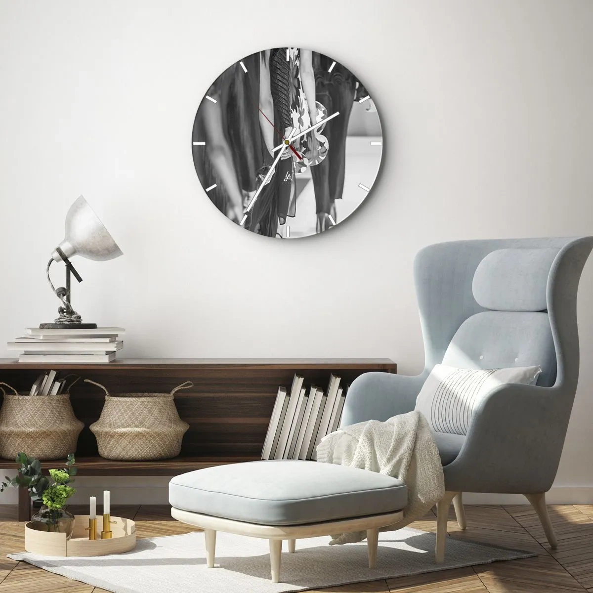 Wanduhr - Glasuhr - Schwarz-weiße Silhouetten von Models in eleganten Outfits - 30x30cm - Eine stilvolle Parade - Moderne Wanddekoration für Wohnzimmer, Küche und Schlafzimmer ARTTOR