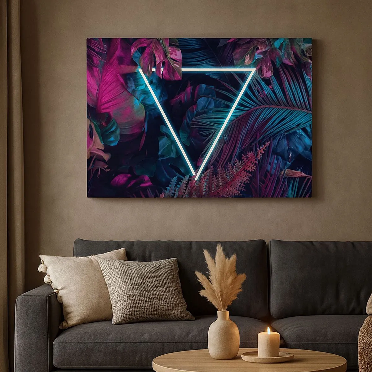 Bild auf Leinwand - Leinwandbild - Ein Neondreieck, umgeben von tropischen Blättern in dunklen Farben. - 70x50cm - Garten im Disco-Stil - Moderne Wanddekoration für Wohnzimmer und Schlafzimmer ARTTOR