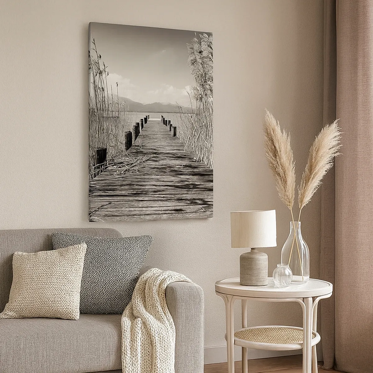 Bild auf Leinwand - Leinwandbild - Ein Holzsteg zwischen hohen Gräsern über einem sepiafarbenen See - 50x70cm - In der Stille des Grases - Moderne Wanddekoration für Wohnzimmer und Schlafzimmer ARTTOR