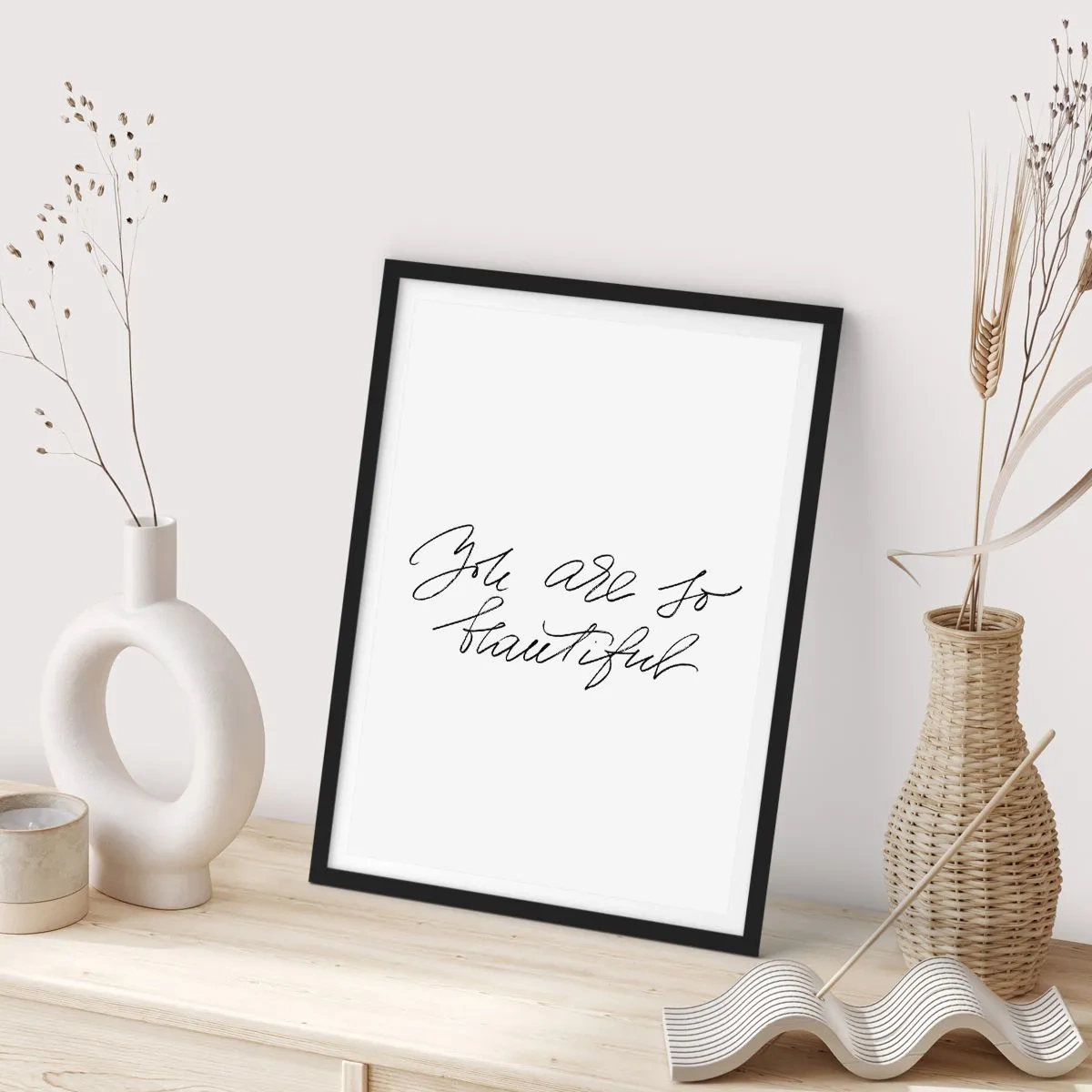 Poster in einem schwarzem Rahmen - Schwarze Aufschrift „Du bist so schön“ auf weißem Hintergrund - 50x70cm - Glauben Sie wirklich ... - Moderne Wanddekoration für Wohnzimmer und Schlafzimmer ARTTOR