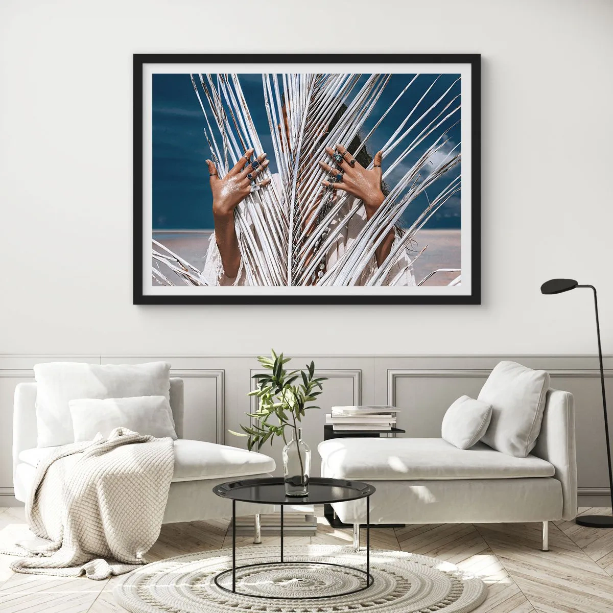 Poster in einem schwarzem Rahmen - Eine Frau, versteckt hinter Palmblättern, mit Ringen an den Händen. - 70x50cm - Das Mädchen des Schamanen? - Moderne Wanddekoration für Wohnzimmer und Schlafzimmer ARTTOR