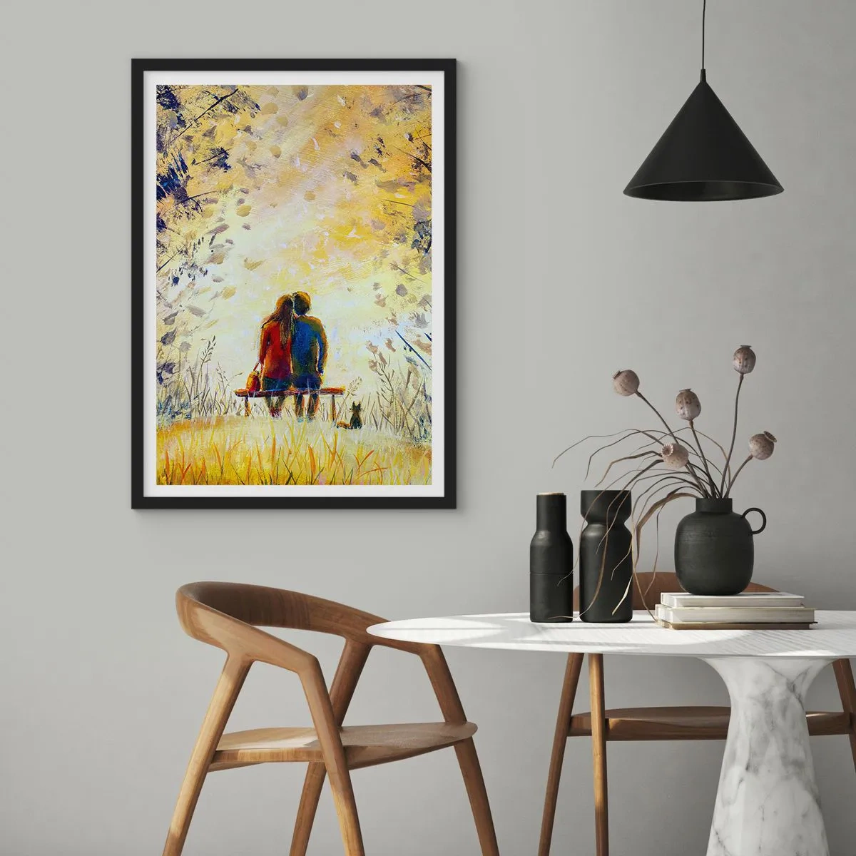 Poster in einem schwarzem Rahmen - Ein Paar sitzt bei Sonnenuntergang auf einer Bank inmitten herbstlicher Farben - 50x70cm - Magischer Augenblick - Moderne Wanddekoration für Wohnzimmer und Schlafzimmer ARTTOR