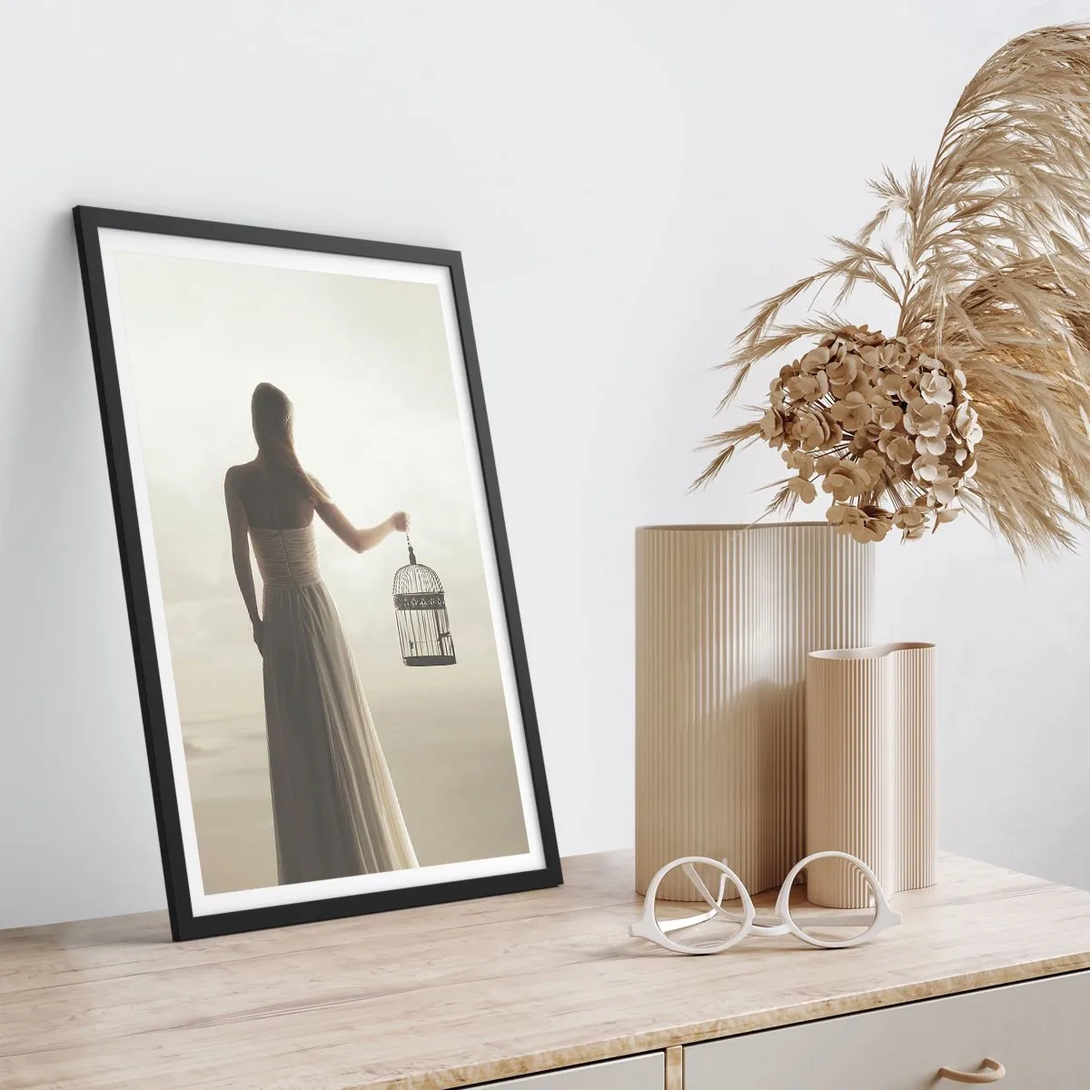 Poster in einem schwarzem Rahmen - Eine Frau mit einem Käfig vor einer nebligen Landschaft - 50x70cm - Sei frei - Moderne Wanddekoration für Wohnzimmer und Schlafzimmer ARTTOR